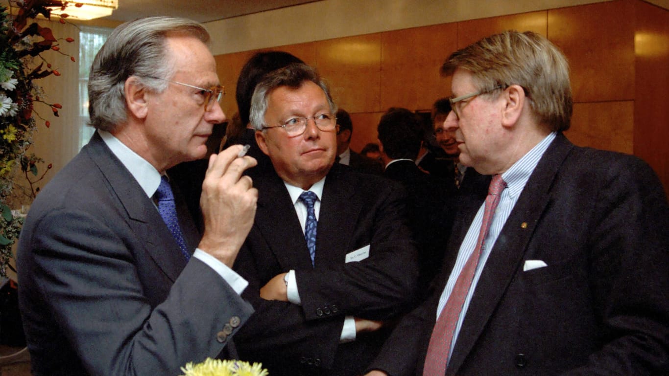 Christian Olearius (Mitte) im Gespräch im Jahr 1997 (Archivbild): Der einstige Gesellschafter und Vorstand der Warburg-Bank traf sich zum Zeitpunkt der Cum-Ex-Geschäfte mit Olaf Scholz, damals Oberbürgermeister Hamburgs.