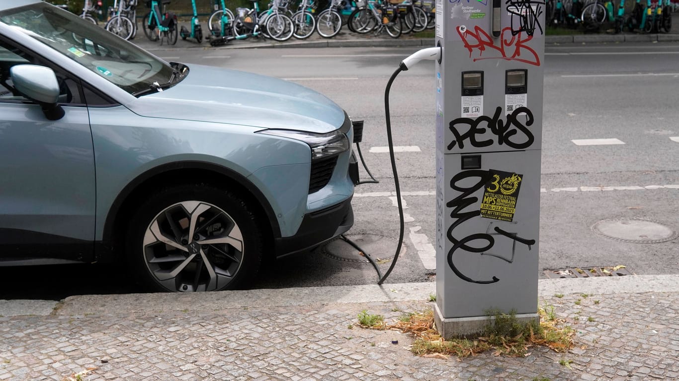 Ein Elektroauto hängt in Berlin am Ladekabel (Symbolbild): Bei einem Feuer brennen E-Autos wegen ihrer Batterien länger und heißer als Verbrenner. Die Batterien können auch selbst eine Brandursache sein.