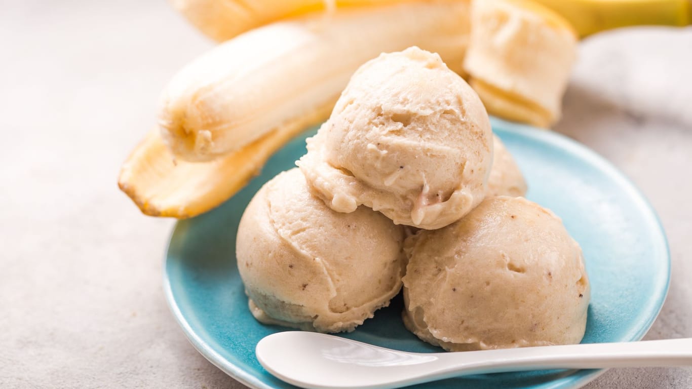 Ein süßes Bananen-Eis stillt die Lust auf Süßes.