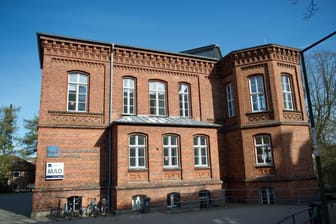 Gebäude der Europa-Universität Flensburg (Archivbild): An der Uni gibt es Streit um die Skulptur einer Frau.