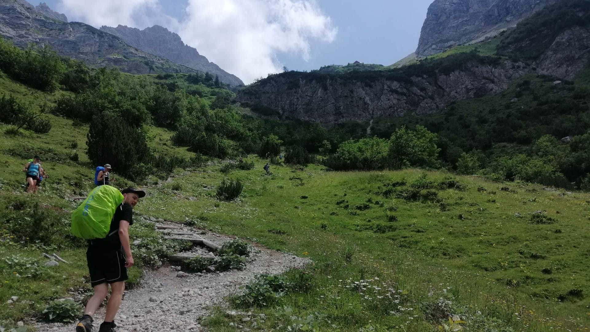 Der 28-jährige Wanderer David auf dem Weg zum Hochvogel im Allgäu: Auf der Felswand thront das Prinz-Luitpold-Haus, links oben ist der Gipfel mit einem Riss darin.