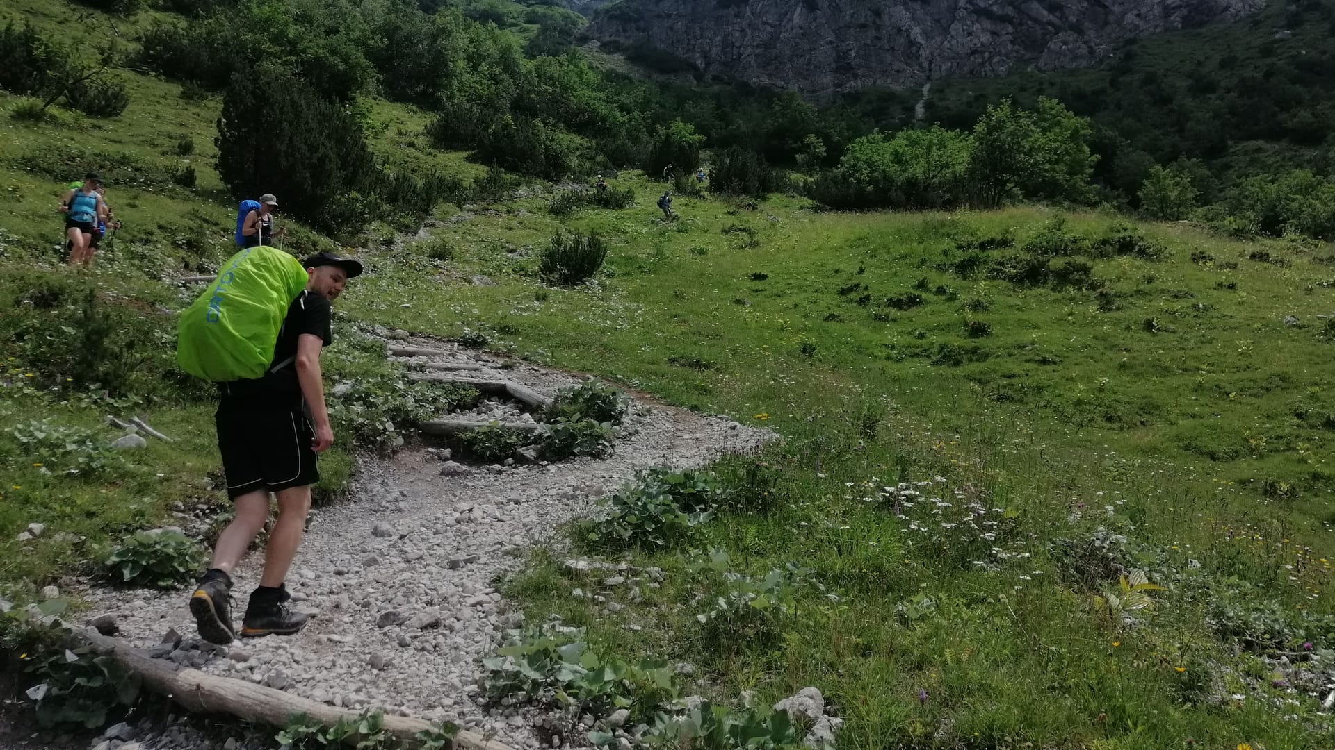 Der 28-jährige Wanderer David auf dem Weg zum Hochvogel im Allgäu: Auf der Felswand thront das Prinz-Luitpold-Haus, links oben ist der Gipfel mit einem Riss darin.