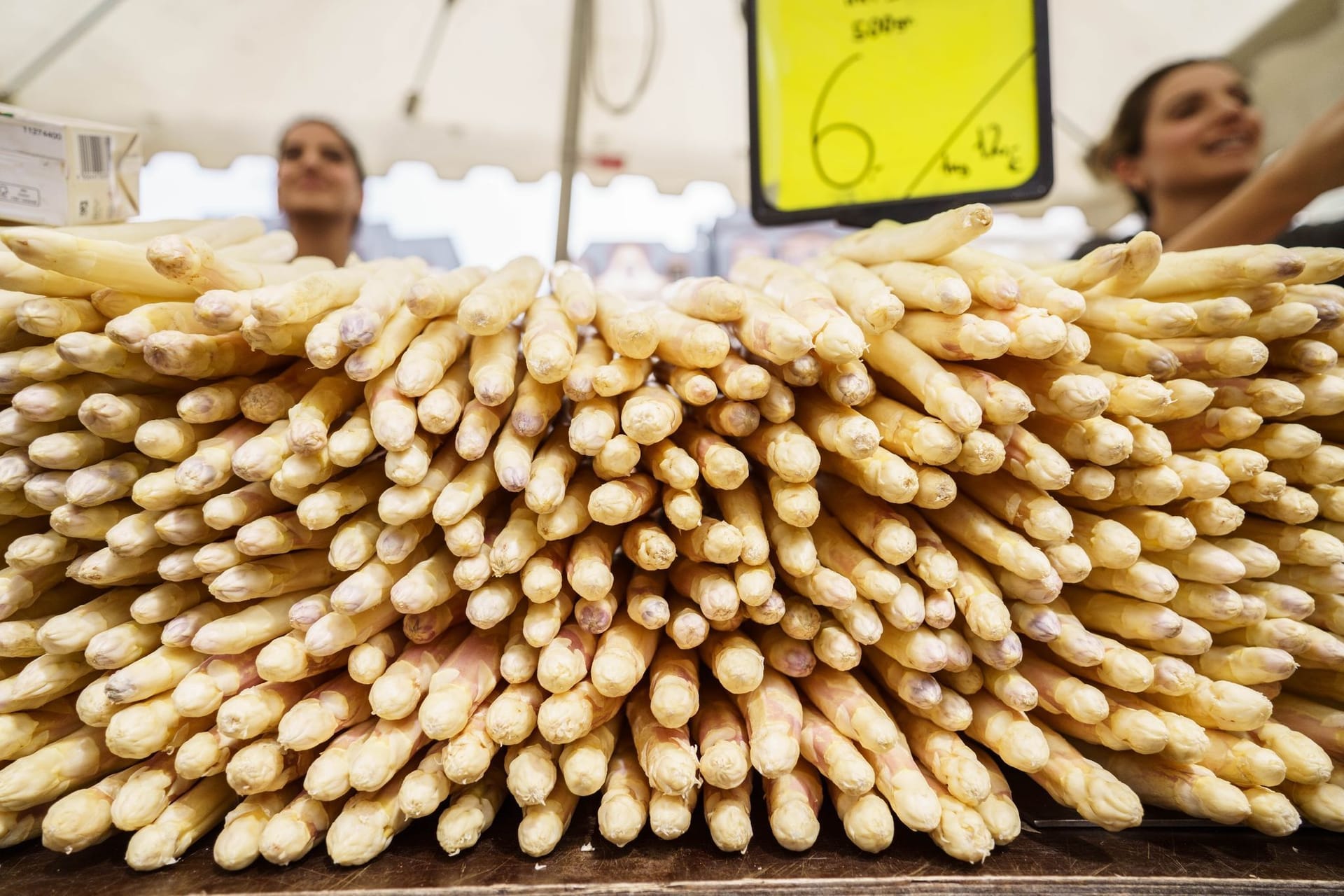 Ein Verkaufsstand für Spargel auf einem Markt (Symbolbild): Die Spargelernte geht zurück.