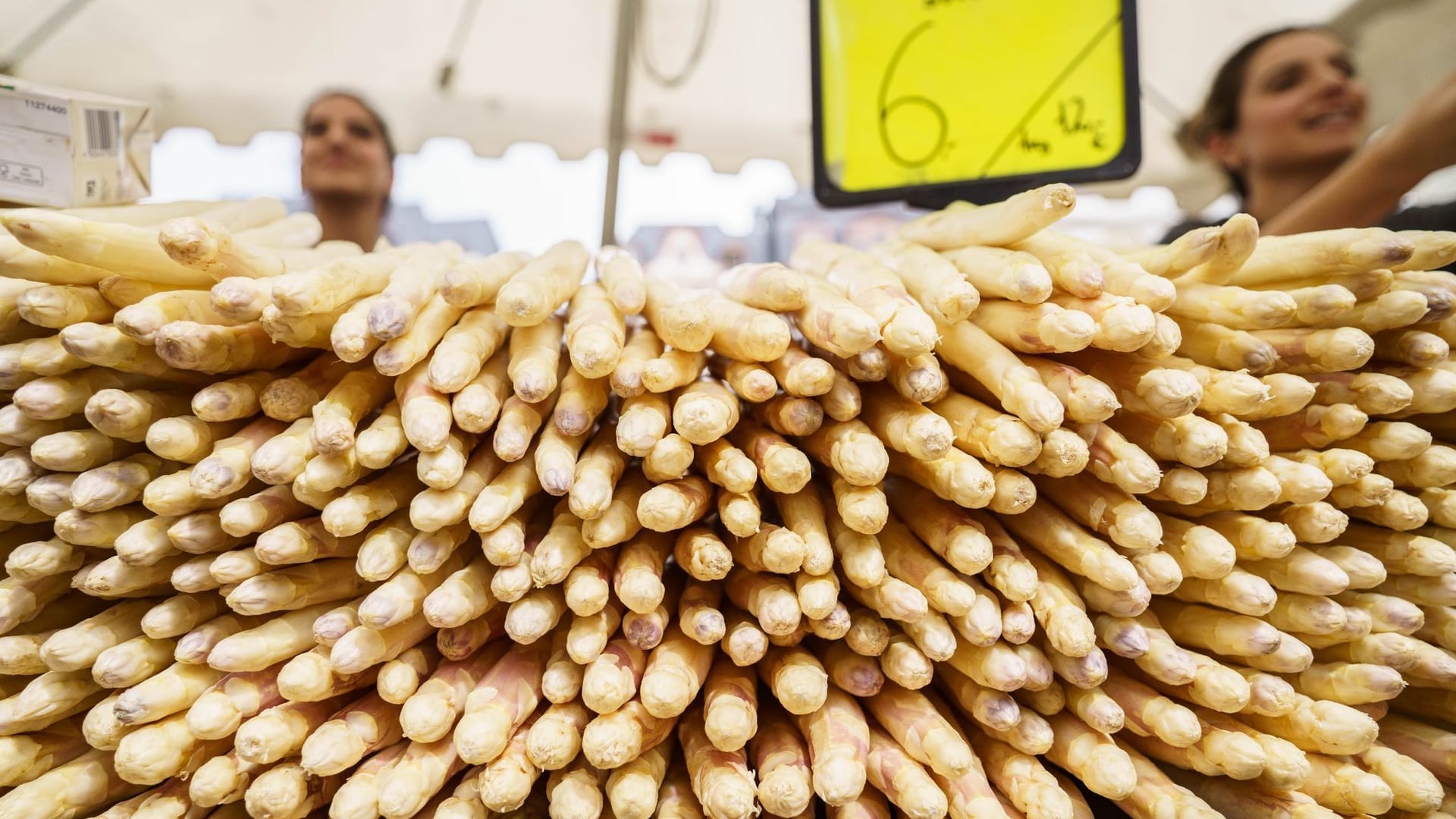 Ein Verkaufsstand für Spargel auf einem Markt (Symbolbild): Die Spargelernte geht zurück.