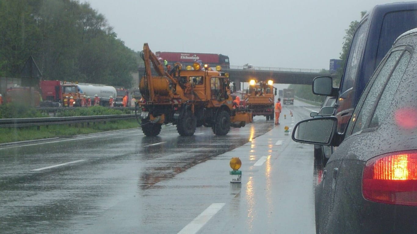 Bauarbeiten auf der A7 (Archivbild): Nach einer Streckensperrung rollt der Verkehr auf der A7 wieder.