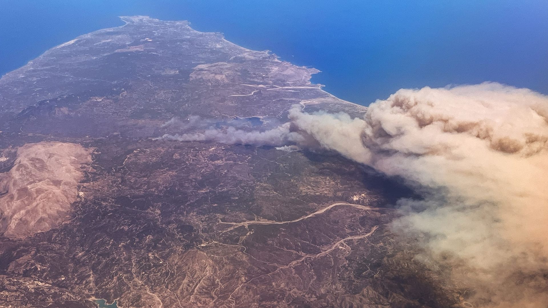 Luftaufnahme von den Waldbränden auf Rhodos: Rund 30.000 Menschen waren von Evakuierungen betroffen, darunter auch Tausende Touristen.