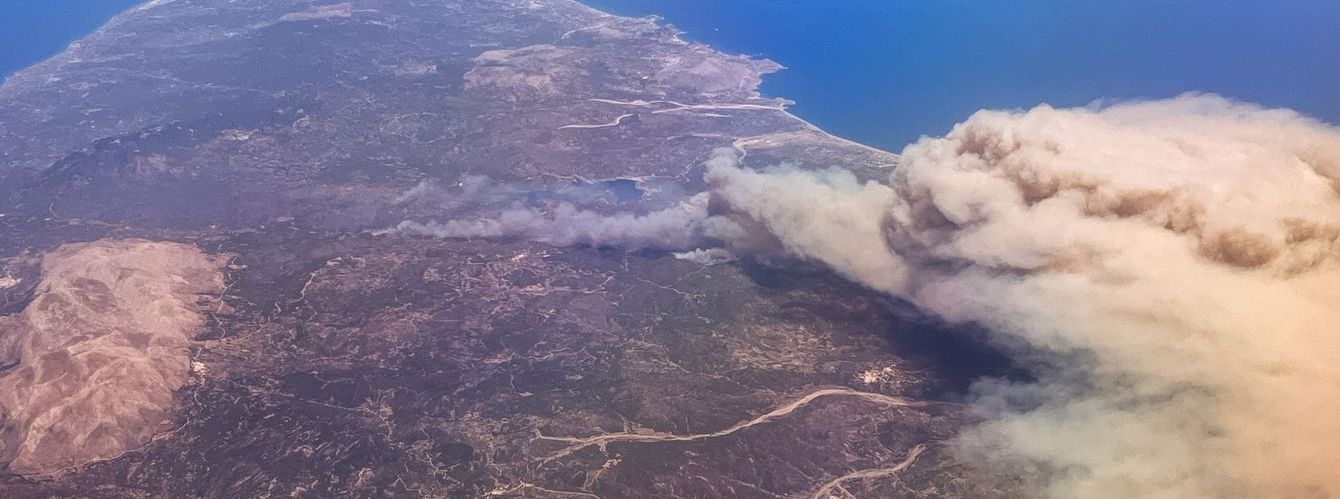 Luftaufnahme von den Waldbränden auf Rhodos: Rund 30.000 Menschen waren von Evakuierungen betroffen, darunter auch Tausende Touristen.