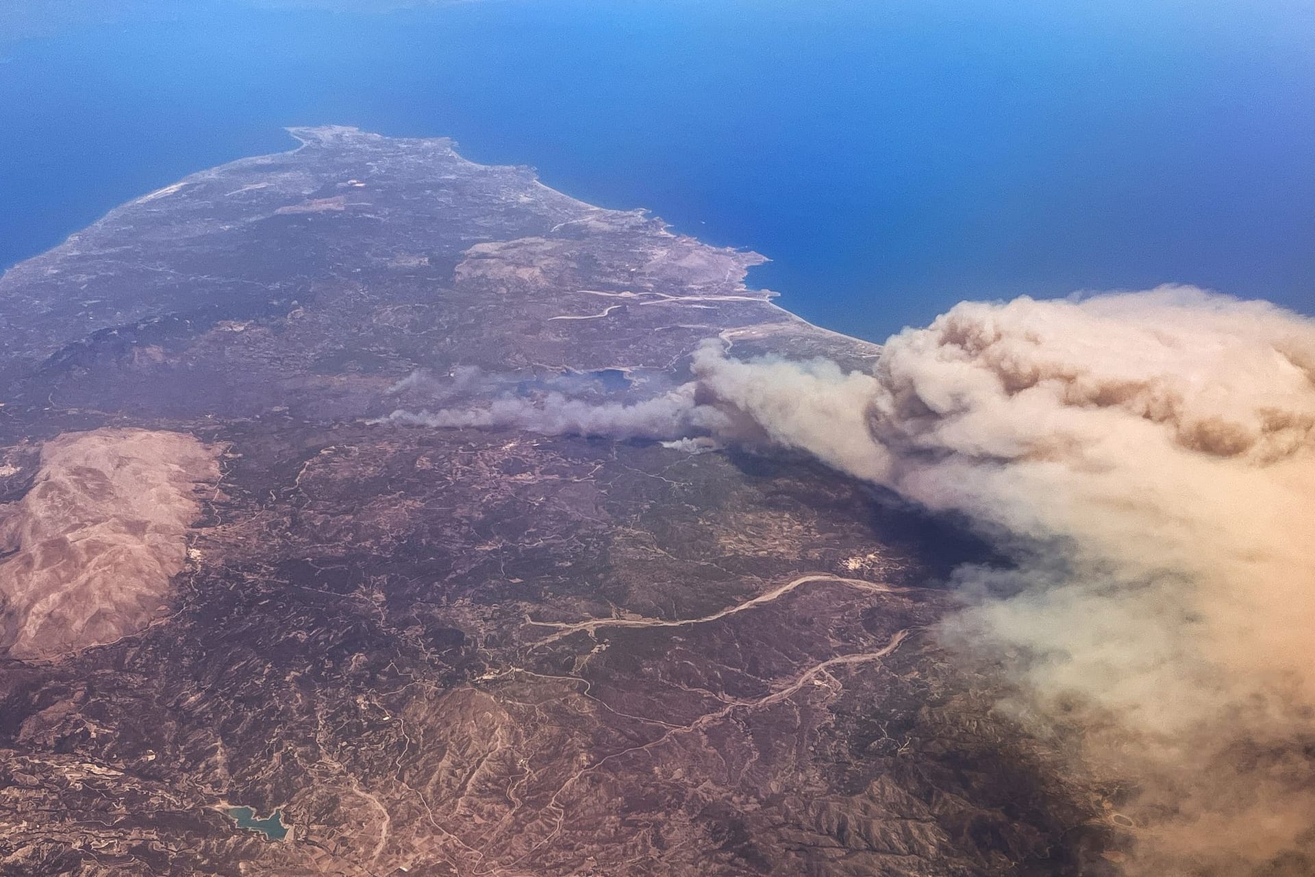 Luftaufnahme von den Waldbränden auf Rhodos: Rund 30.000 Menschen waren von Evakuierungen betroffen, darunter auch Tausende Touristen.
