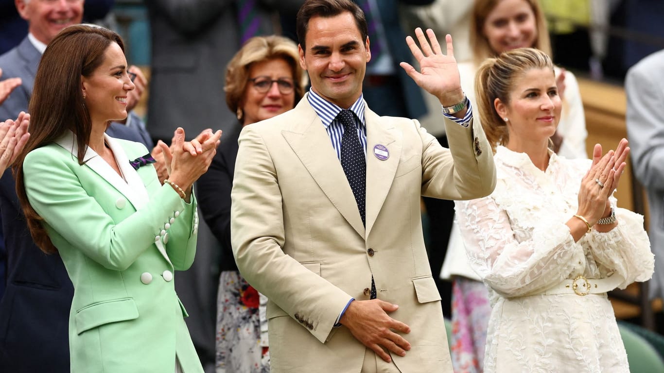 Roger Federer (Mitte) neben Kate Middleton (links) und Ehefrau Mirka (rechts): Auf dem Centre Court in Wimbledon wurde der Schweizer Tennisstar geehrt.