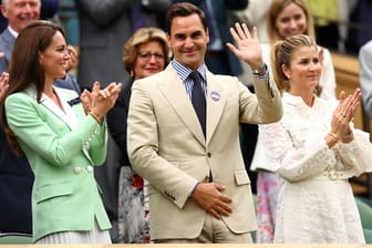 Roger Federer (Mitte) neben Kate Middleton (links) und Ehefrau Mirka (rechts): Auf dem Centre Court in Wimbledon wurde der Schweizer Tennisstar geehrt.