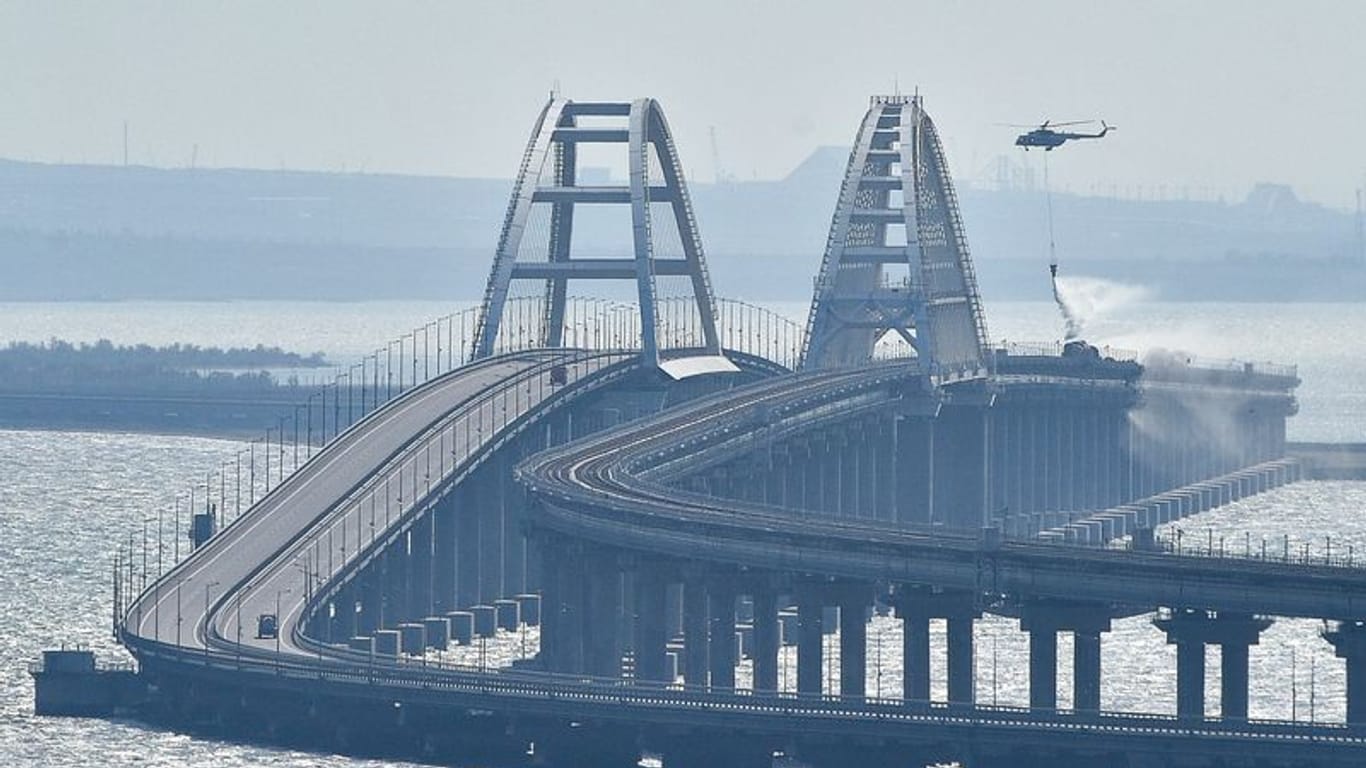 Rund neun Monate nach der schweren Explosion auf der Kertsch-Brücke zwischen Russland und der von Moskau besetzten ukrainischen Schwarzmeer-Halbinsel Krim hat sich dort nach russischen Angaben ein "Notfall" ereignet.