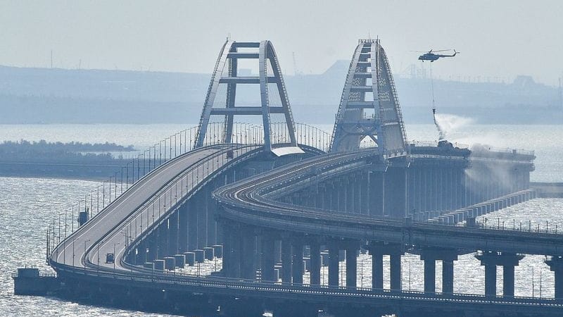 Rund neun Monate nach der schweren Explosion auf der Kertsch-Brücke zwischen Russland und der von Moskau besetzten ukrainischen Schwarzmeer-Halbinsel Krim hat sich dort nach russischen Angaben ein "Notfall" ereignet.