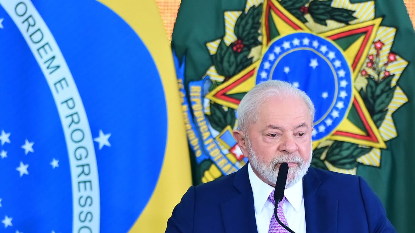 Der brasilianische Präsident Lula da Silva spricht zur Presse (Archivbild): Die EU möchte in den Mercosur-Vertrag auch Umweltaspekte einbringen. Das bringt die Verhandlungen ins Stocken.