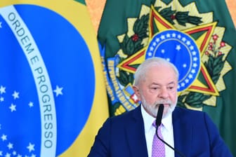 Der brasilianische Präsident Lula da Silva spricht zur Presse (Archivbild): Die EU möchte in den Mercosur-Vertrag auch Umweltaspekte einbringen. Das bringt die Verhandlungen ins Stocken.