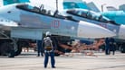 Russische Kampfjets des Typs Sukhoi Su-30SM (Archivbild): Auf dem Luftwaffenstützpunkt Yeysk sollen die Russen Kampfjet-Attrappen aufgestellt haben.