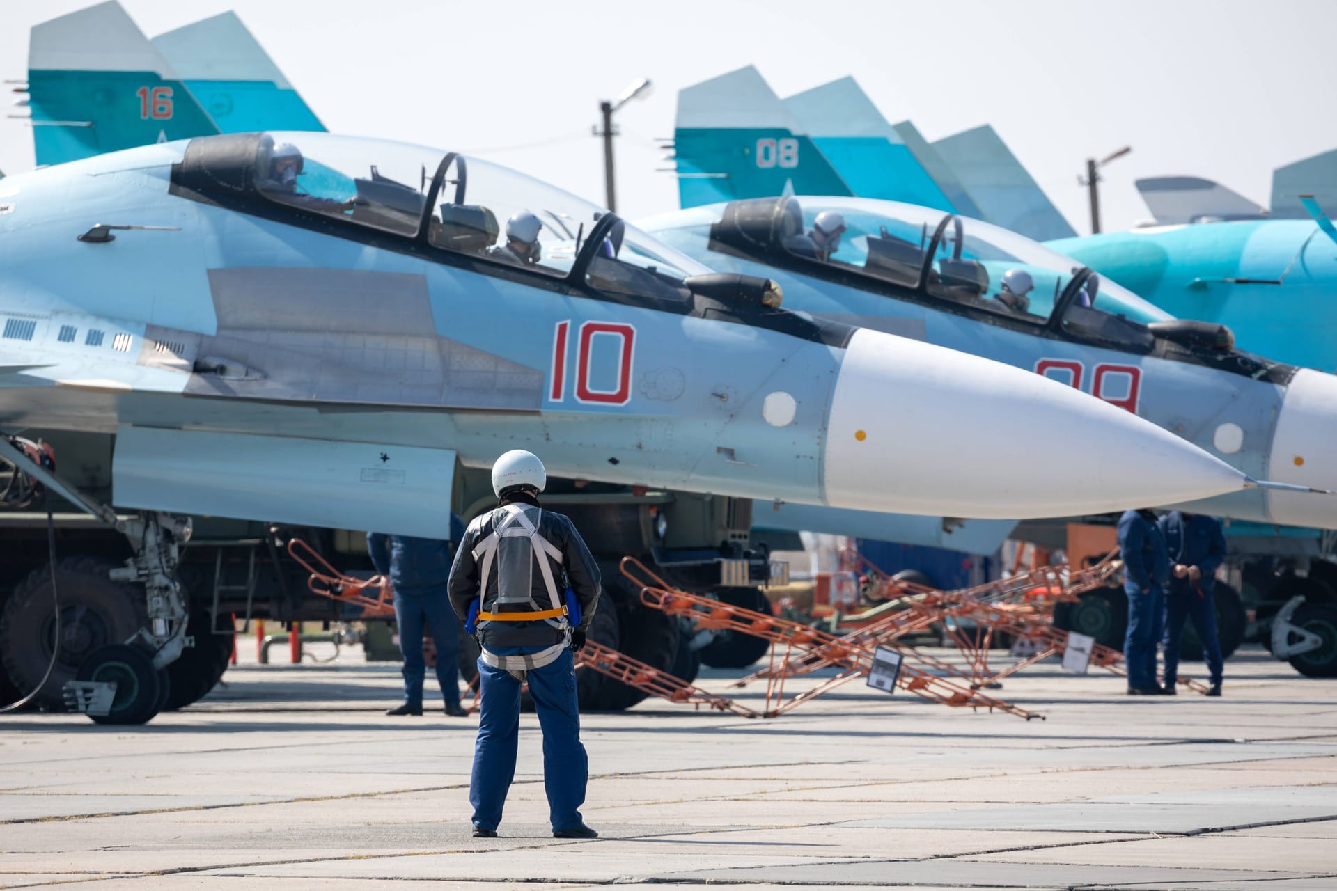 Russische Kampfjets des Typs Sukhoi Su-30SM (Archivbild): Auf dem Luftwaffenstützpunkt Yeysk sollen die Russen Kampfjet-Attrappen aufgestellt haben.