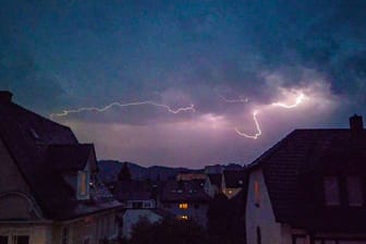 Schwere Unwetter über Baden-Württemberg: In der Nacht zuckten heftige Blitze über den Nachthimmel.
