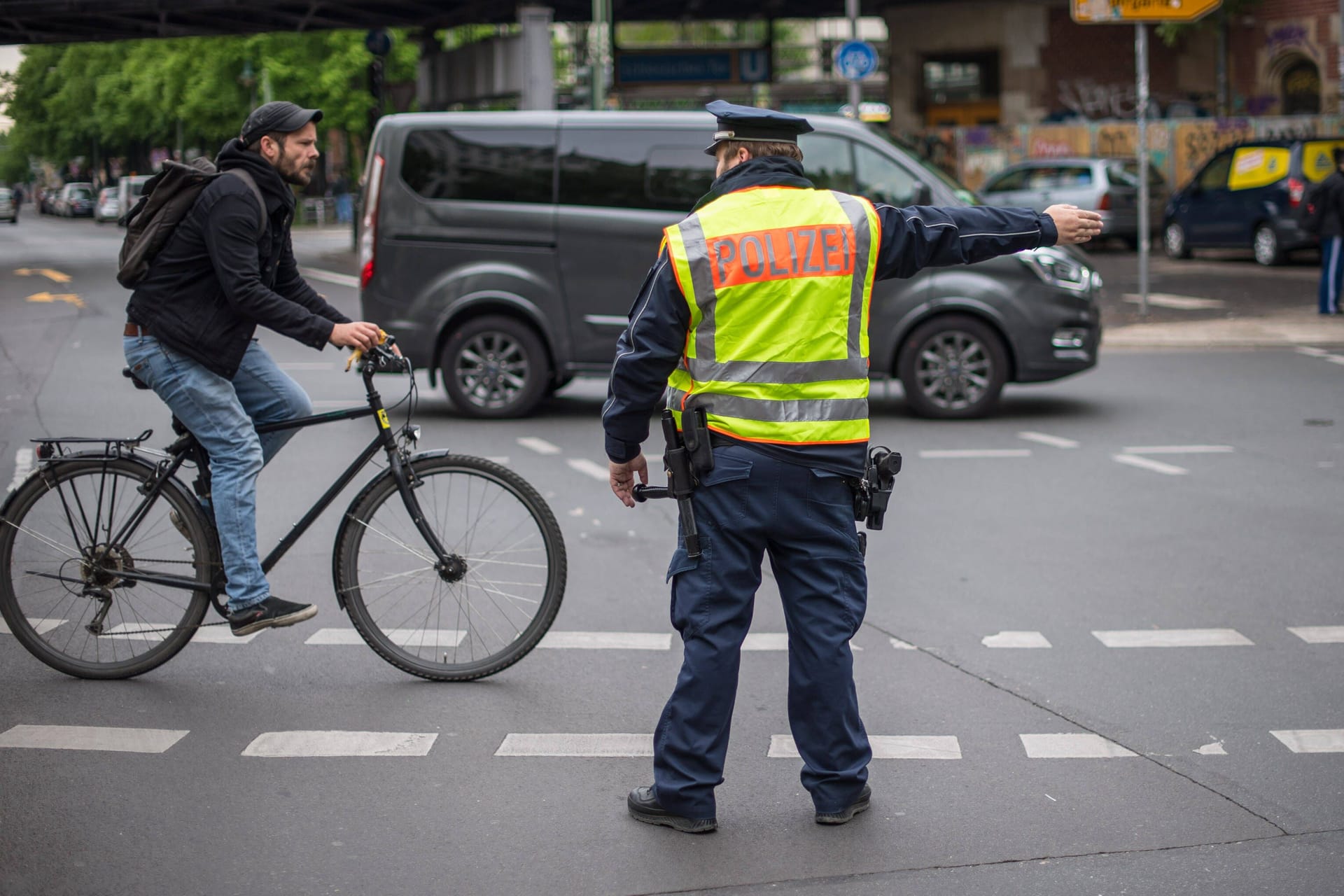 Unbedingt beachten: Die Handzeichen von Verkehrspolizisten haben Vorrang.