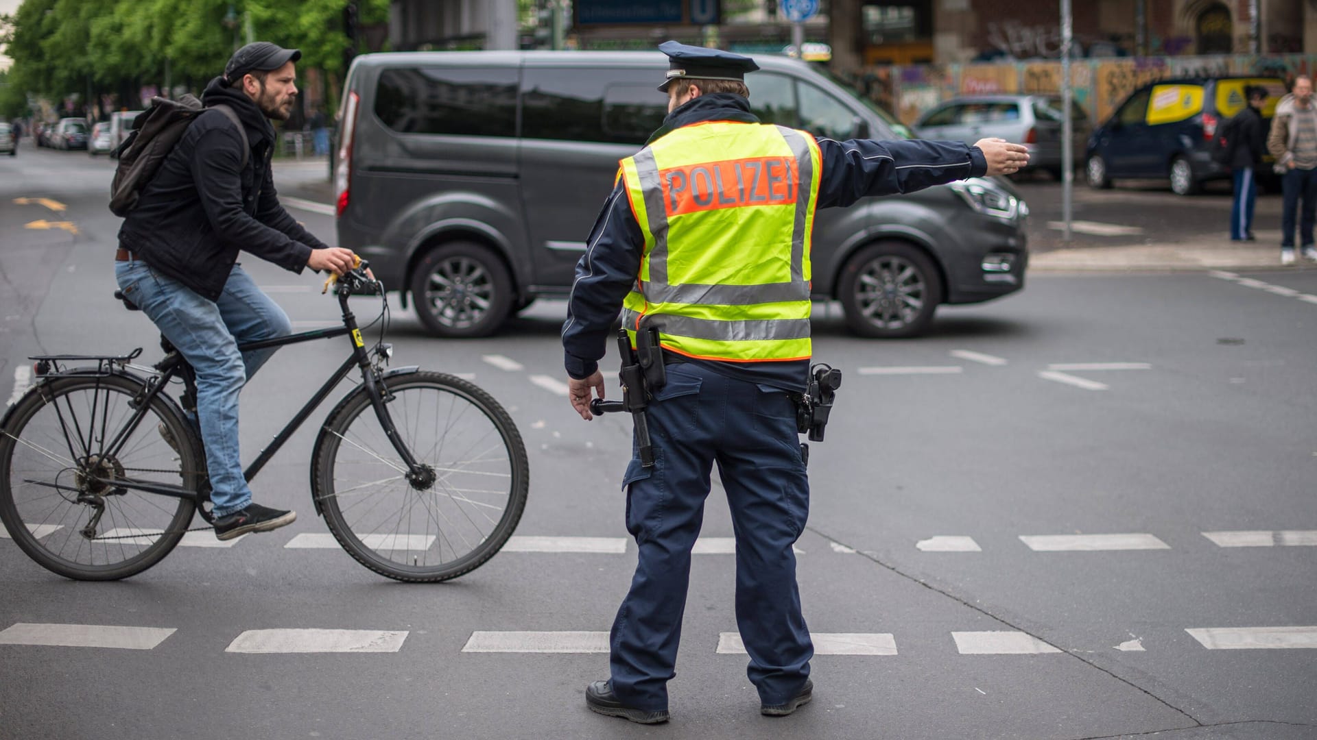 Unbedingt beachten: Die Handzeichen von Verkehrspolizisten haben Vorrang.