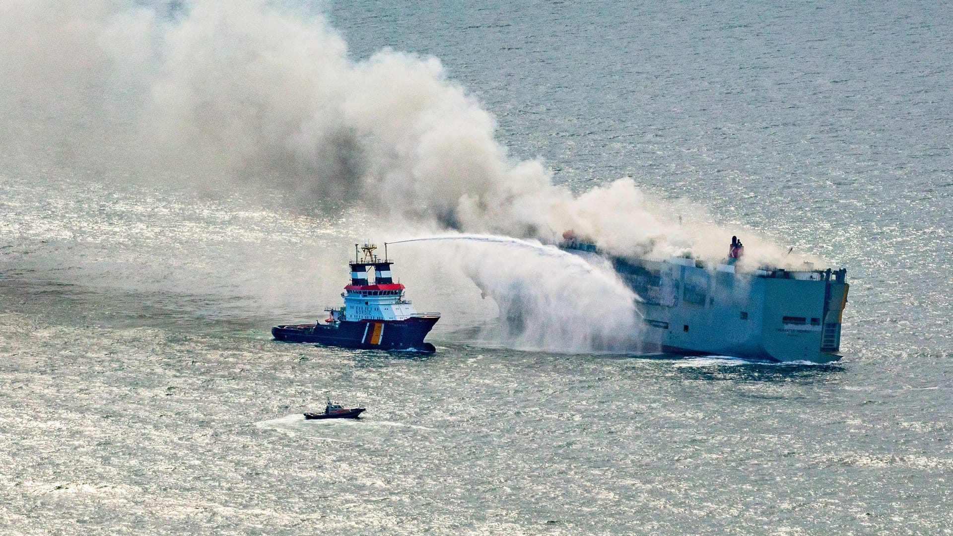 Feuer auf Frachter vor Ameland - Schlepper Nordic