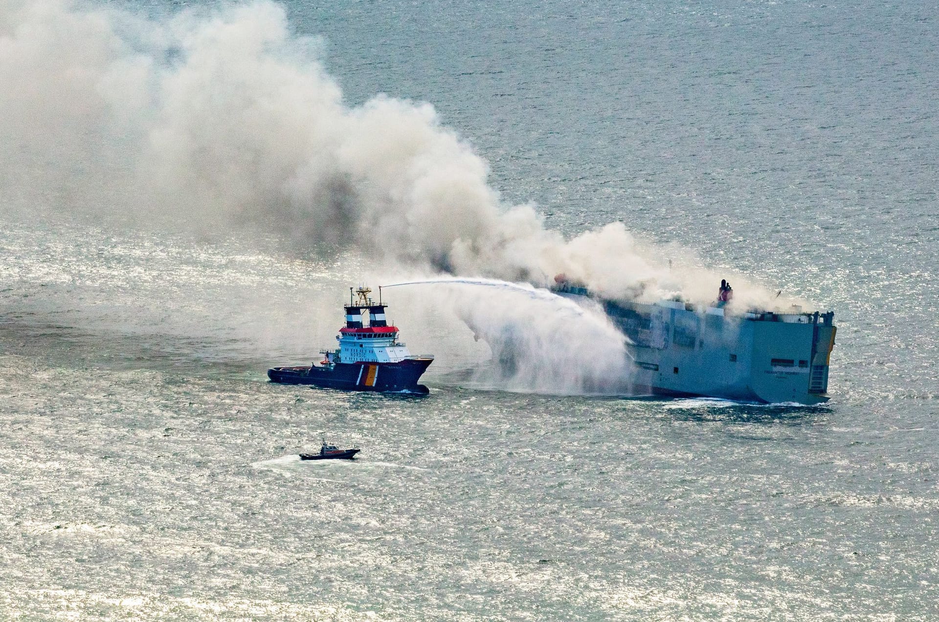 Feuer auf Frachter vor Ameland - Schlepper Nordic