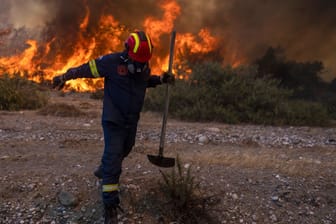 Feuerwehr auf Rhodos: In Griechenland herrscht Ausnahmezustand.