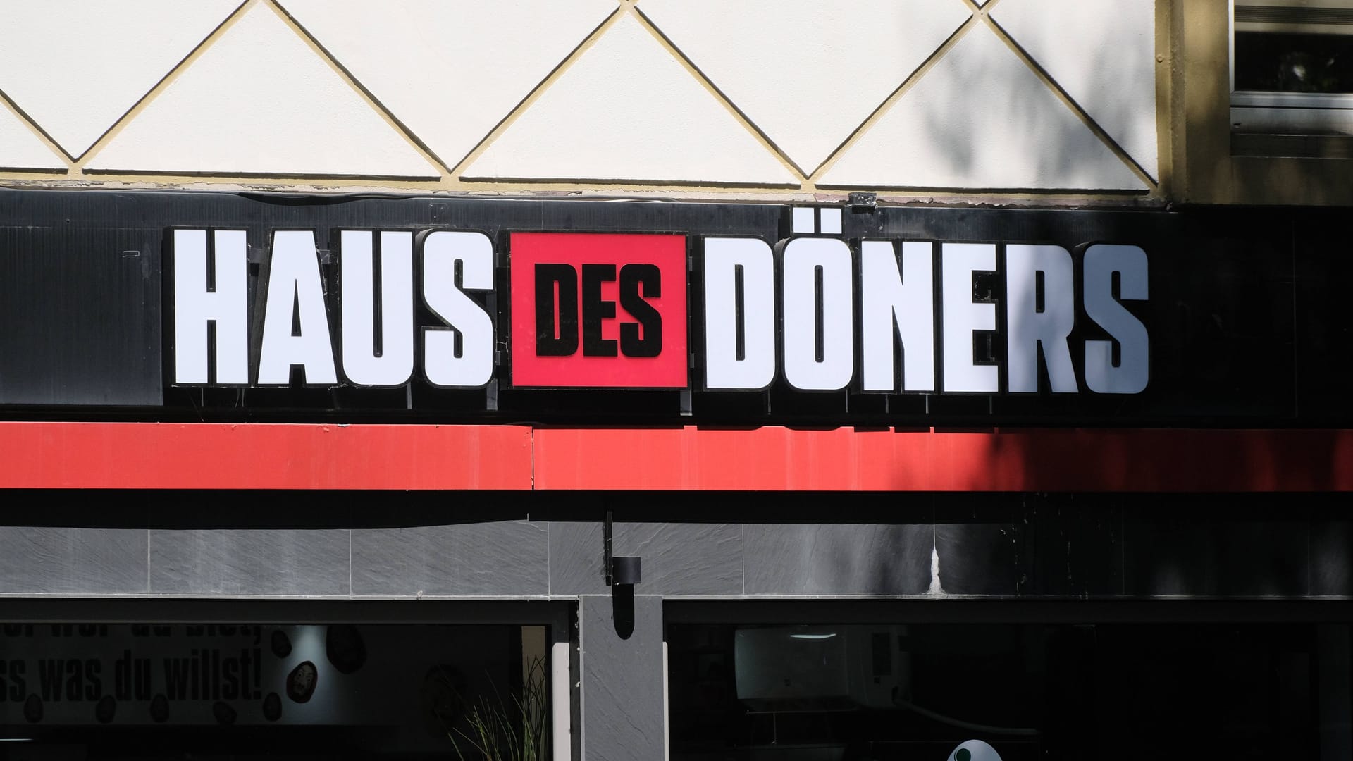 Das Logo vom "Haus des Döners": Die beliebte Dönerkette verkauft künftig Döner im Rheinenergiestadion.