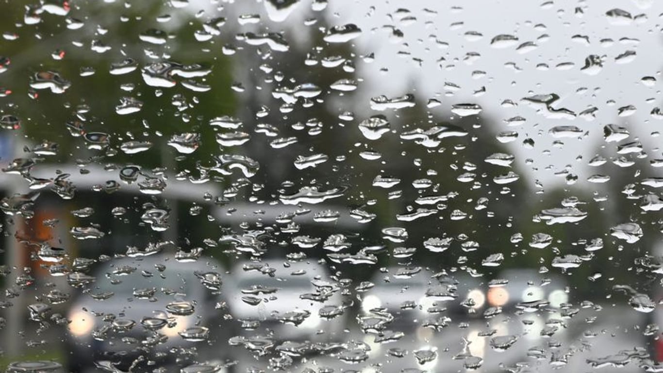Regentropfen sammeln sich auf einer Scheibe (Symbolbild): Der Wochenstart in NRW ist regnerisch.