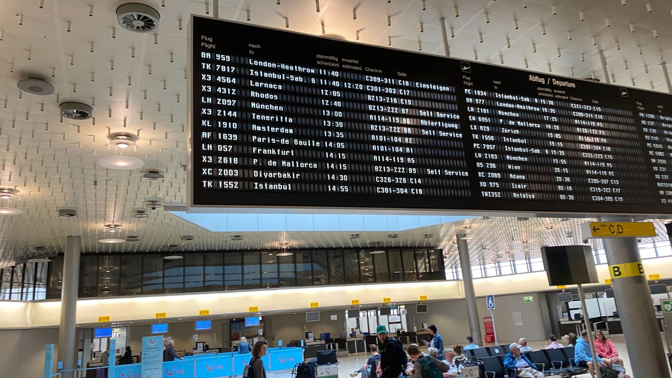 Anzeigentafel am Airport Hannover: Hier startet auch ein Flieger nach Rhodos.