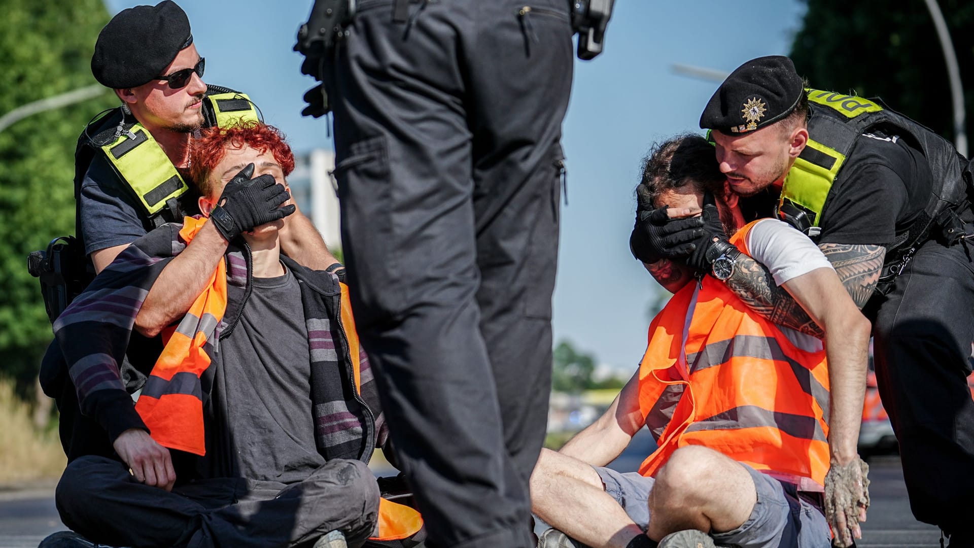 Polizisten versuchen Klimaaktivisten wegzutragen (Archivbild): Auf die Demonstranten könnten Millionenklagen zukommen.