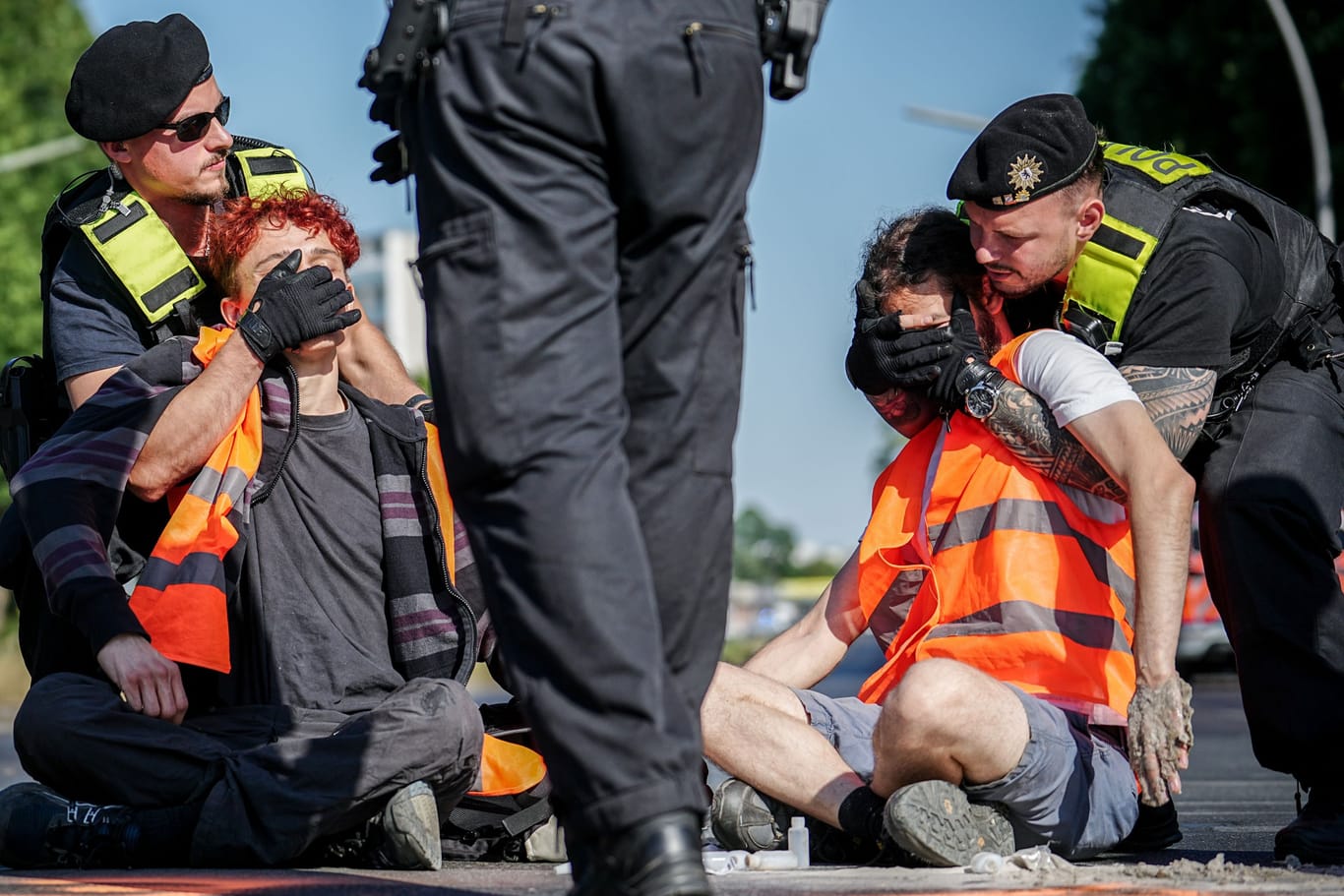 Polizisten versuchen Klimaaktivisten wegzutragen (Archivbild): Auf die Demonstranten könnten Millionenklagen zukommen.
