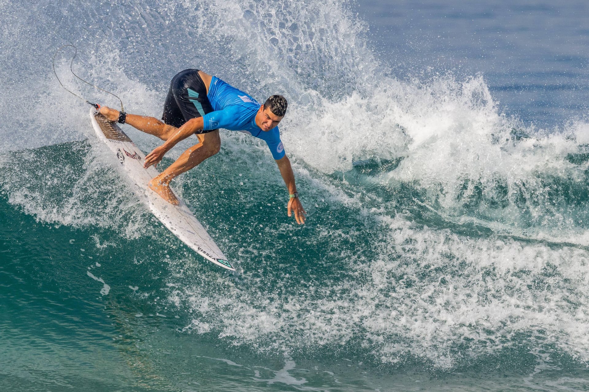 Ein Mann surft: Auf einer Inselgruppe in Indonesien verstarb ein Mann.