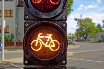 Eine Radfahrerampel an einer Kreuzung (Symbolbild): Hier kam es in München zu einem Beinahe-Unfall.