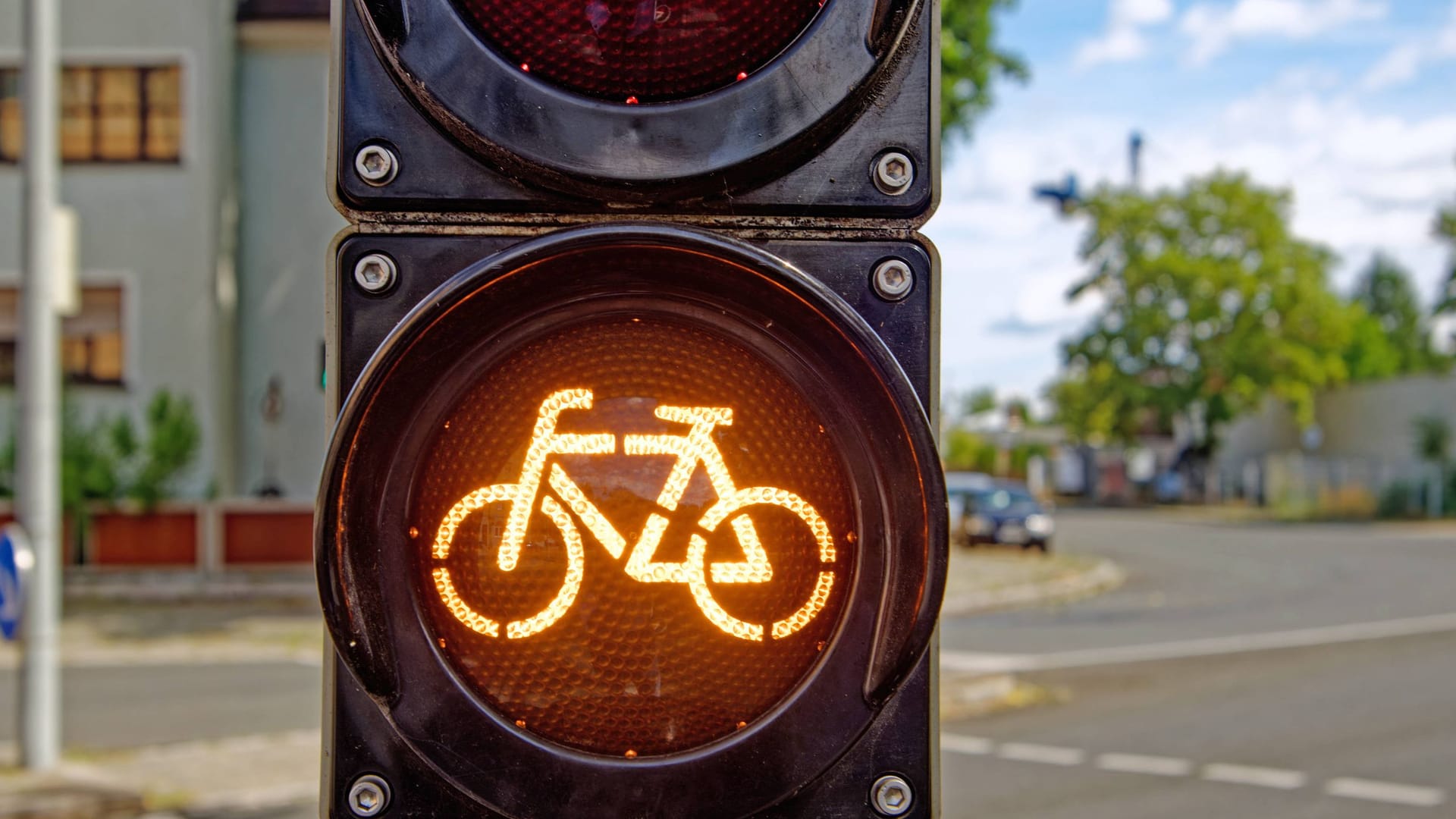 Eine Radfahrerampel an einer Kreuzung (Symbolbild): Hier kam es in München zu einem Beinahe-Unfall.