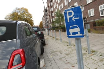 Ein Verkehrszeichen weist auf kostenloses Parken hin (Symbolbild): Hunderte Stellplätze in Hamburg wurden im vergangenen Jahr abgebaut.