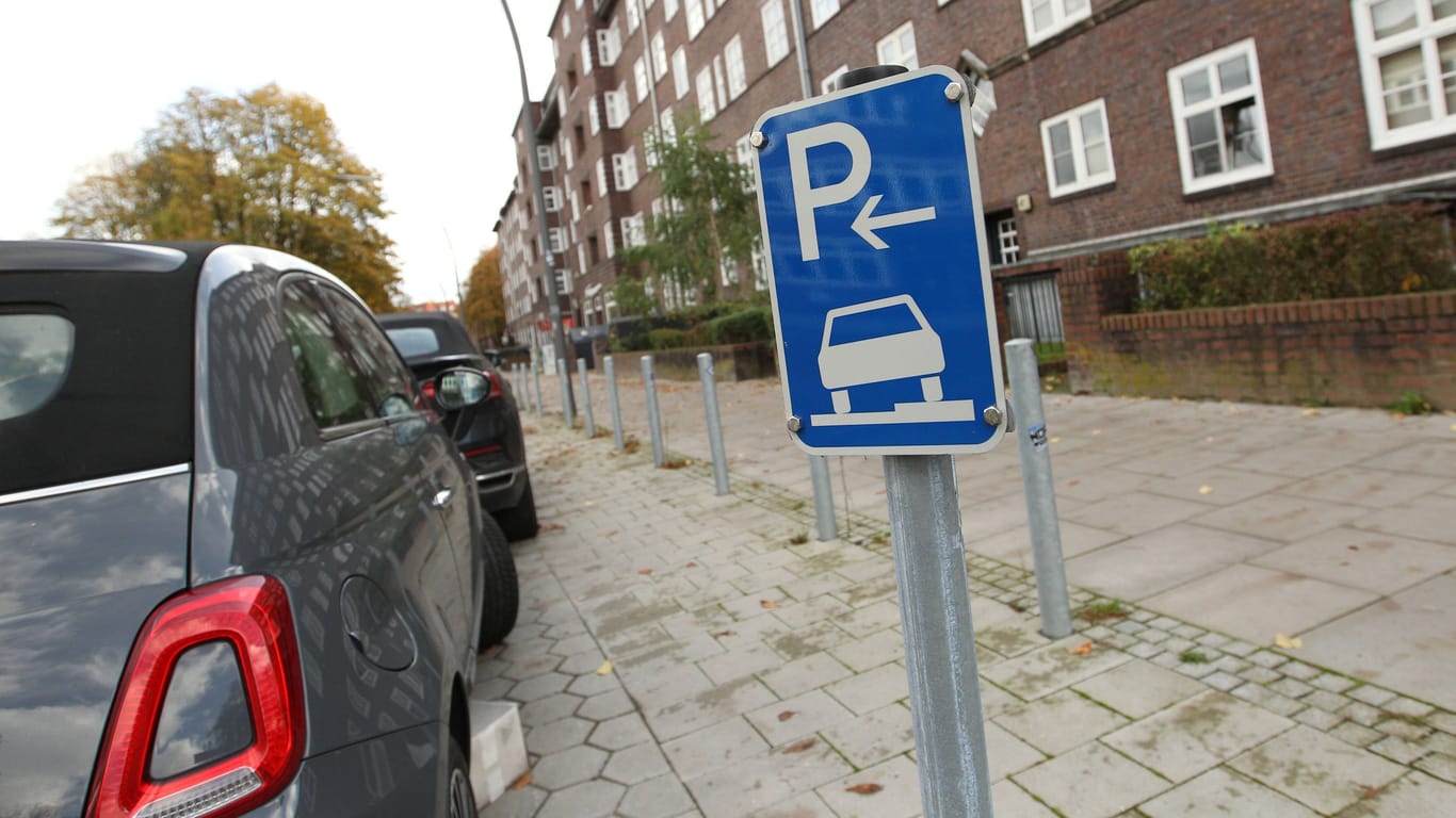 Ein Verkehrszeichen weist auf kostenloses Parken hin (Symbolbild): Hunderte Stellplätze in Hamburg wurden im vergangenen Jahr abgebaut.