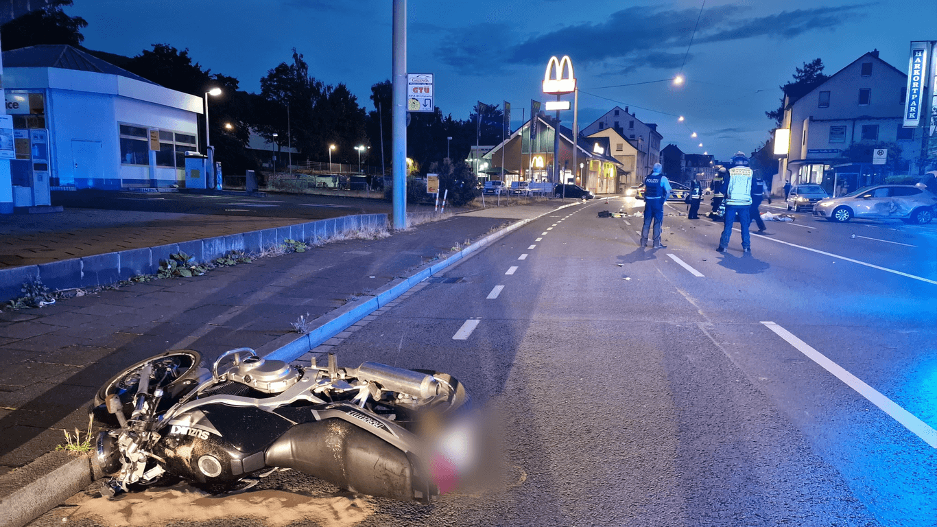 Das verunfallte Motorrad: Für einen 20-Jährigen kam jede Hilfe zu spät.