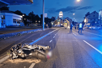 Das verunfallte Motorrad: Für einen 20-Jährigen kam jede Hilfe zu spät.