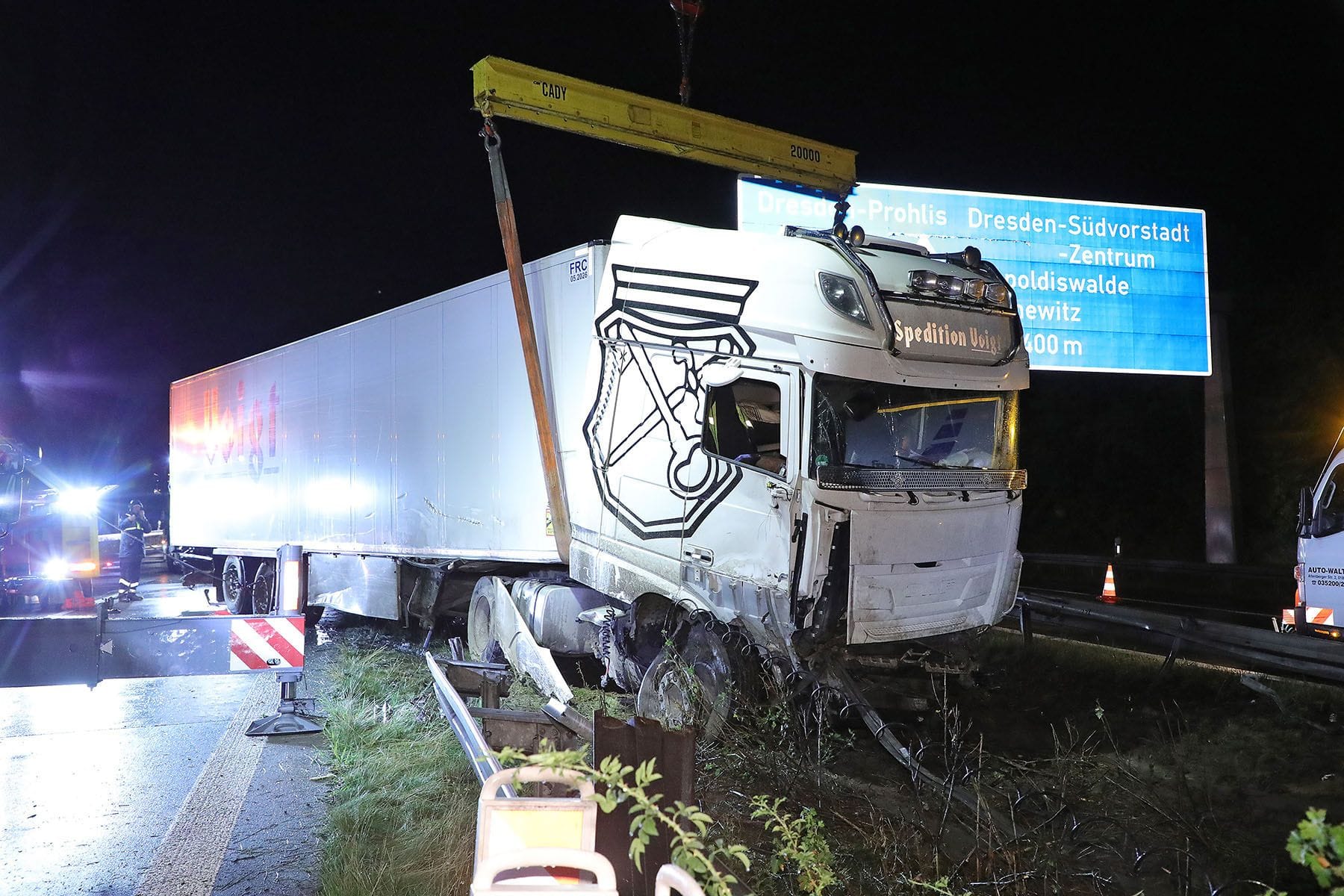 Ein Kran hebt den Lastwagen auf die Straße.