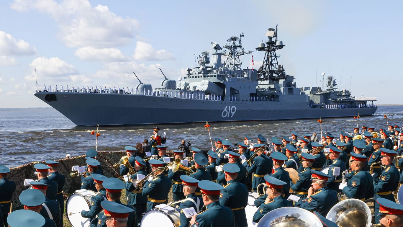 Der Zerstörer "Severomorsk" nimmt am Tag der Marine bei Sankt Petersburg teil: Am 9. Juli passierte das Kriegsschiff den Fehmarnbelt.