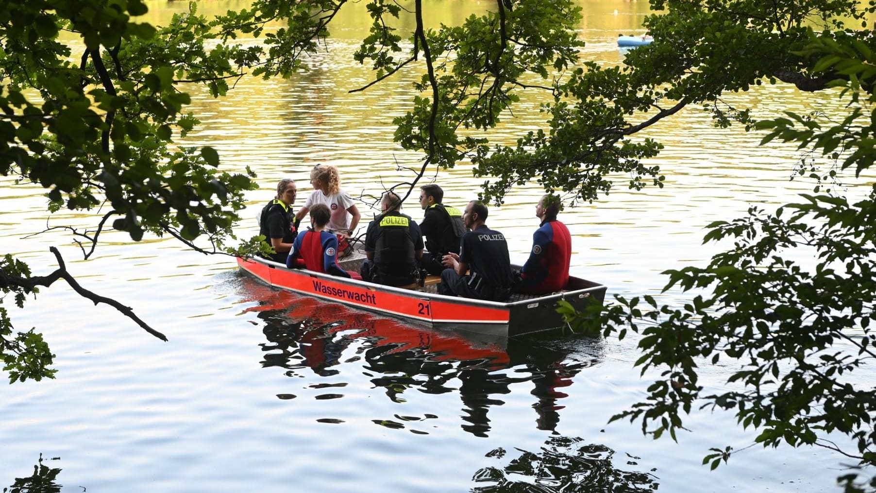 Ein Rettungsteam auf dem Schlachtensee: Dort trieb ein Mann neben seinem Stand-Up-Paddle-Board im Wasser. Ein Rettungsteam auf dem Schlachtensee: Dort trieb ein Mann neben seinem Stand-Up-Paddle-Board im Wasser.