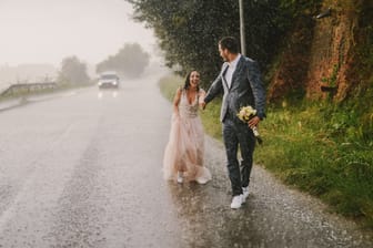 Regen bei der Hochzeit: Einige Versicherungen entschädigen genau das.