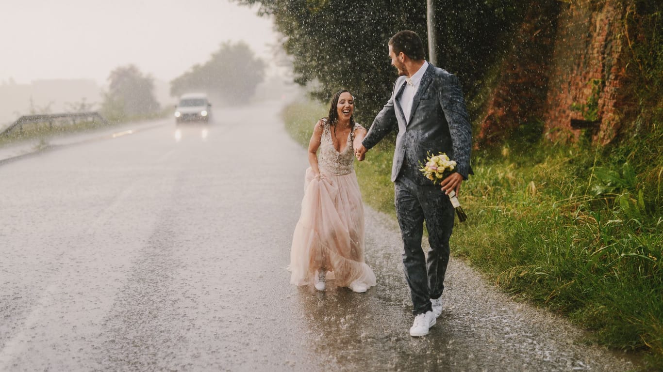 Regen bei der Hochzeit: Einige Versicherungen entschädigen genau das.