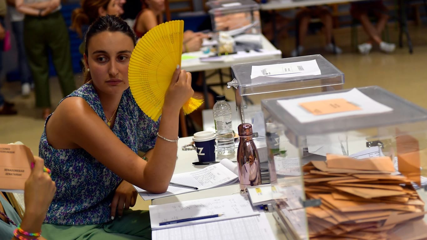 Wahllokal in Pamplona: Die Wahlen fanden erstmals mitten im Sommer statt.