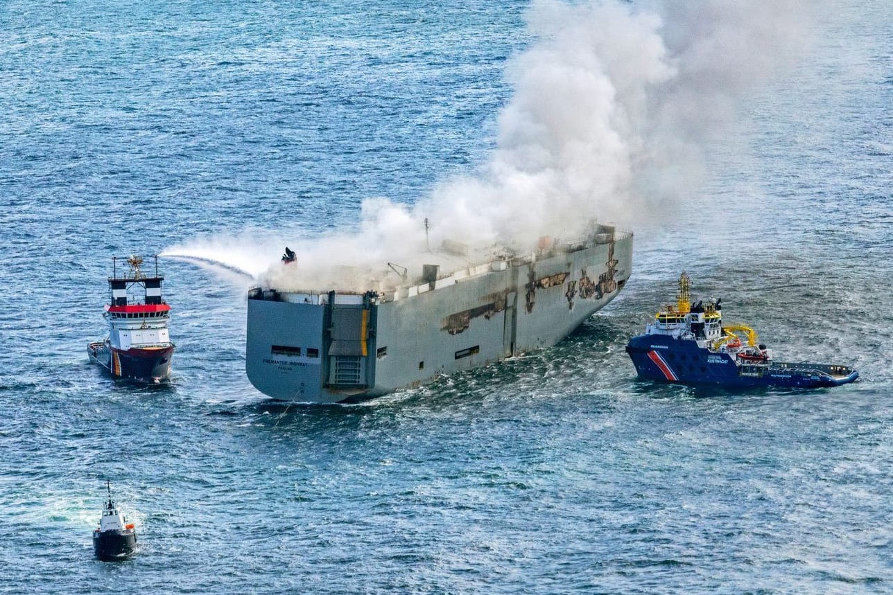 Eine Luftaufnahme zeigt den deutschen Notschlepper "Nordic", der das Feuer auf einem brennenden Frachter in der Nordsee bekämpft: Der Brand ist noch nicht unter Kontrolle.