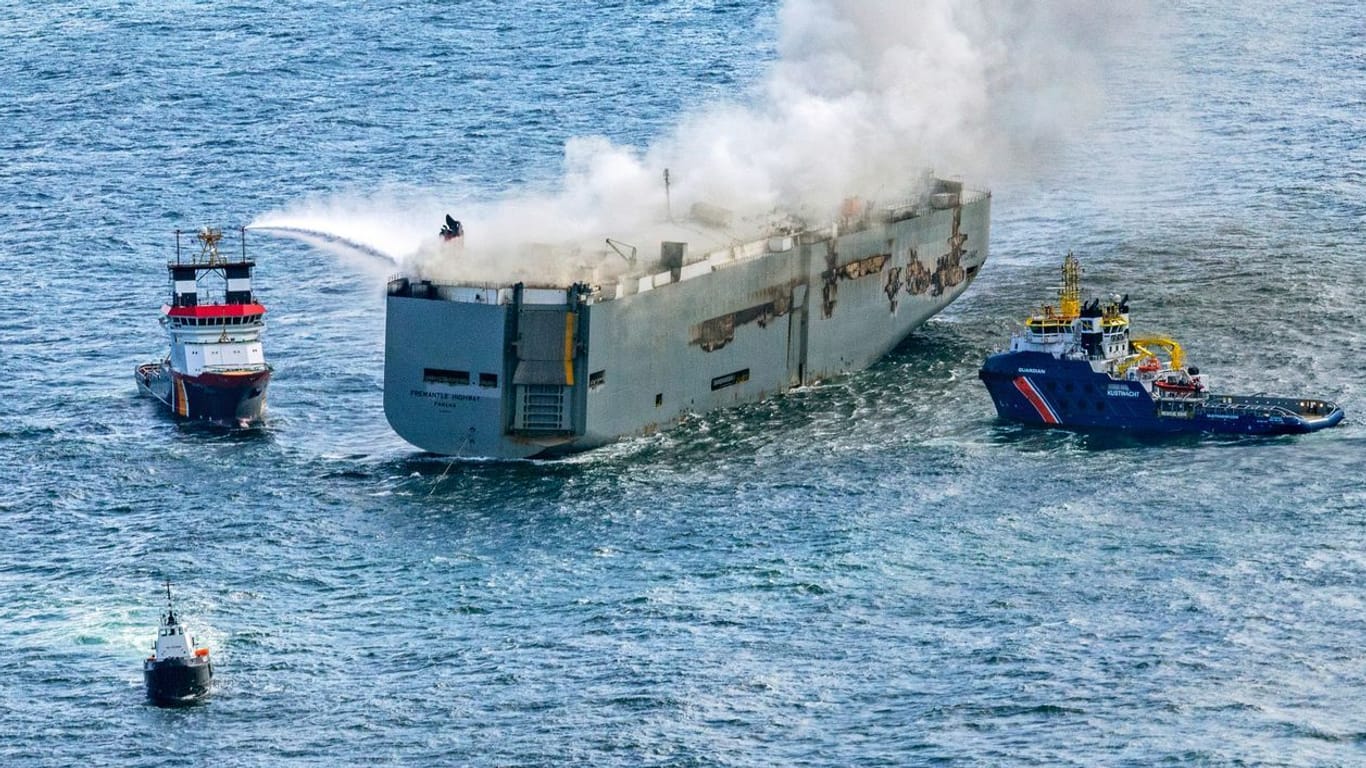 Eine Luftaufnahme zeigt den deutschen Notschlepper "Nordic", der das Feuer auf einem brennenden Frachter in der Nordsee bekämpft: Der Brand ist noch nicht unter Kontrolle.