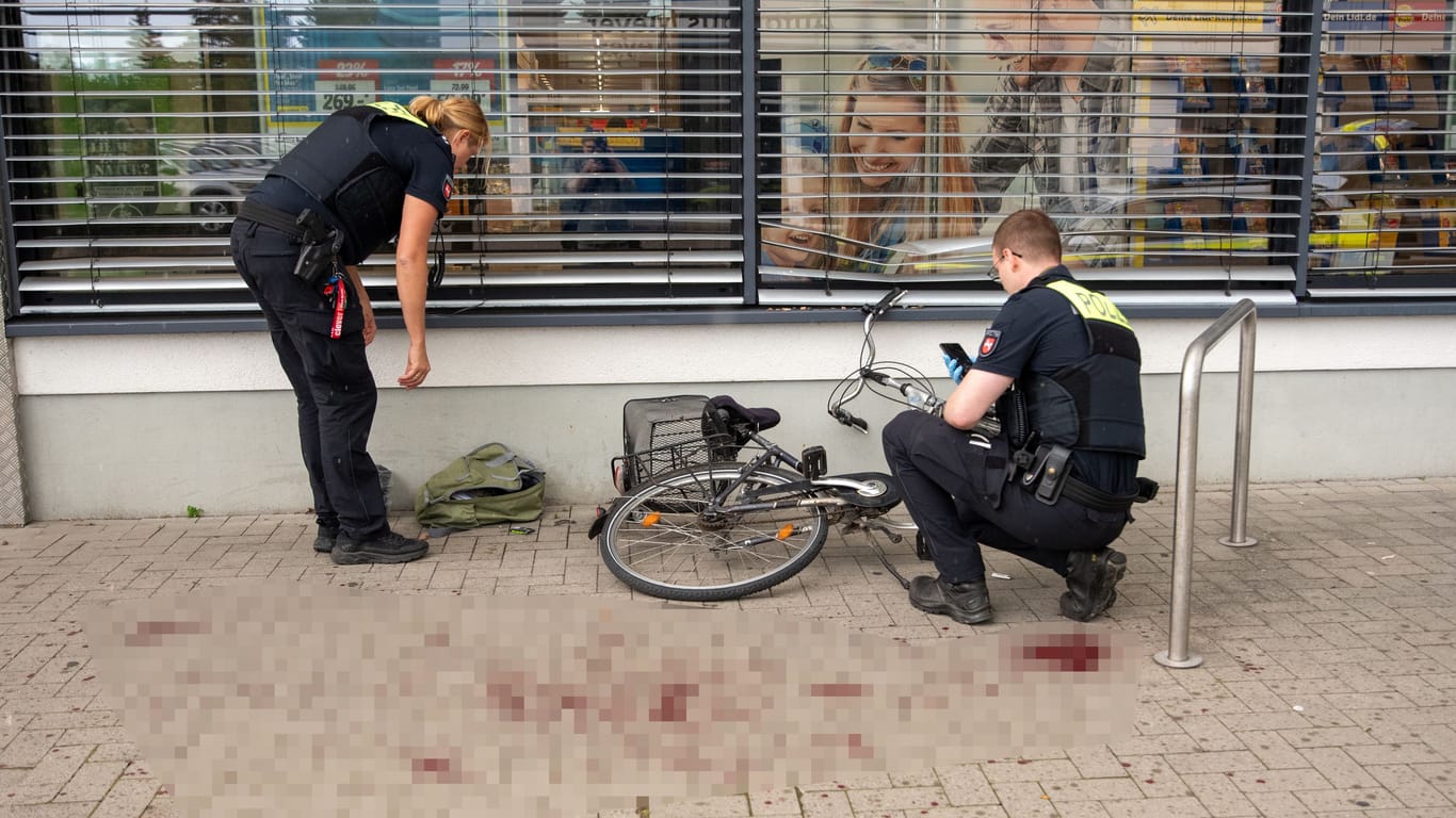 Tatort in Torstedt: Die Verletzungen der Männer wurden noch auf dem Parkplatz behandelt.