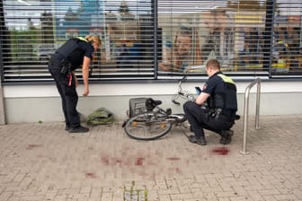 Tatort in Torstedt: Die Verletzungen der Männer wurden noch auf dem Parkplatz behandelt.