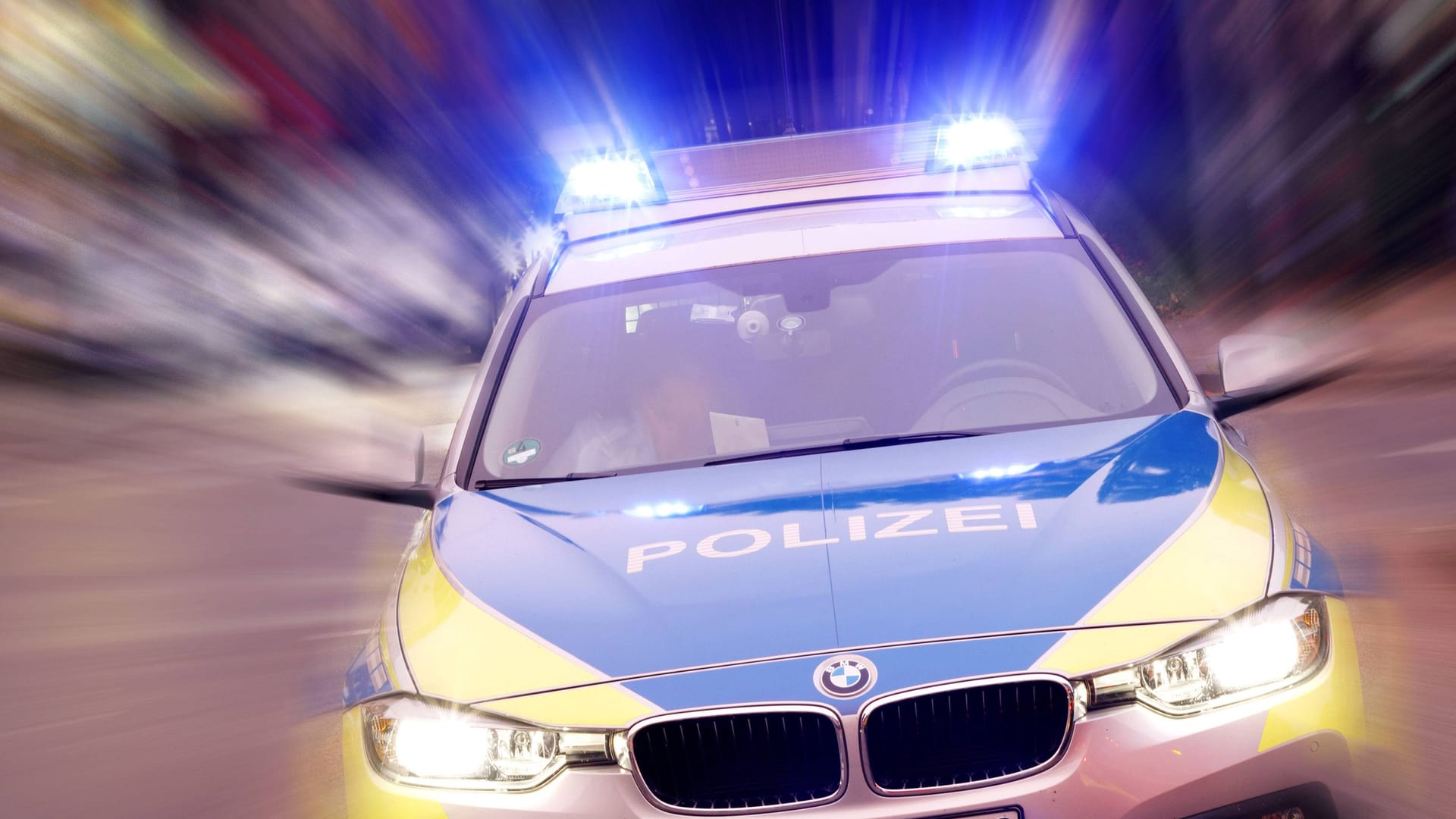 Polizeiauto im Einsatz (Symbolbild): Ein achtjähriger und siebenjähriger Junge sind nicht im Hort aufgetaucht und versetzten die Polizei in Alarmbereitschaft.