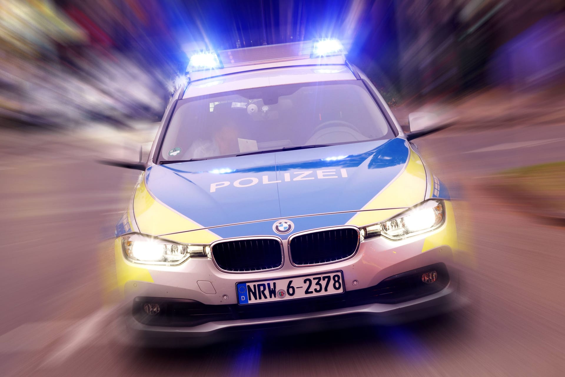 Polizeiauto im Einsatz (Symbolbild): Ein achtjähriger und siebenjähriger Junge sind nicht im Hort aufgetaucht und versetzten die Polizei in Alarmbereitschaft.